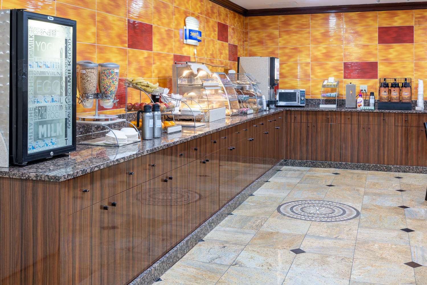 Фото Days Hotel by Wyndham North Bergen Nyc Area