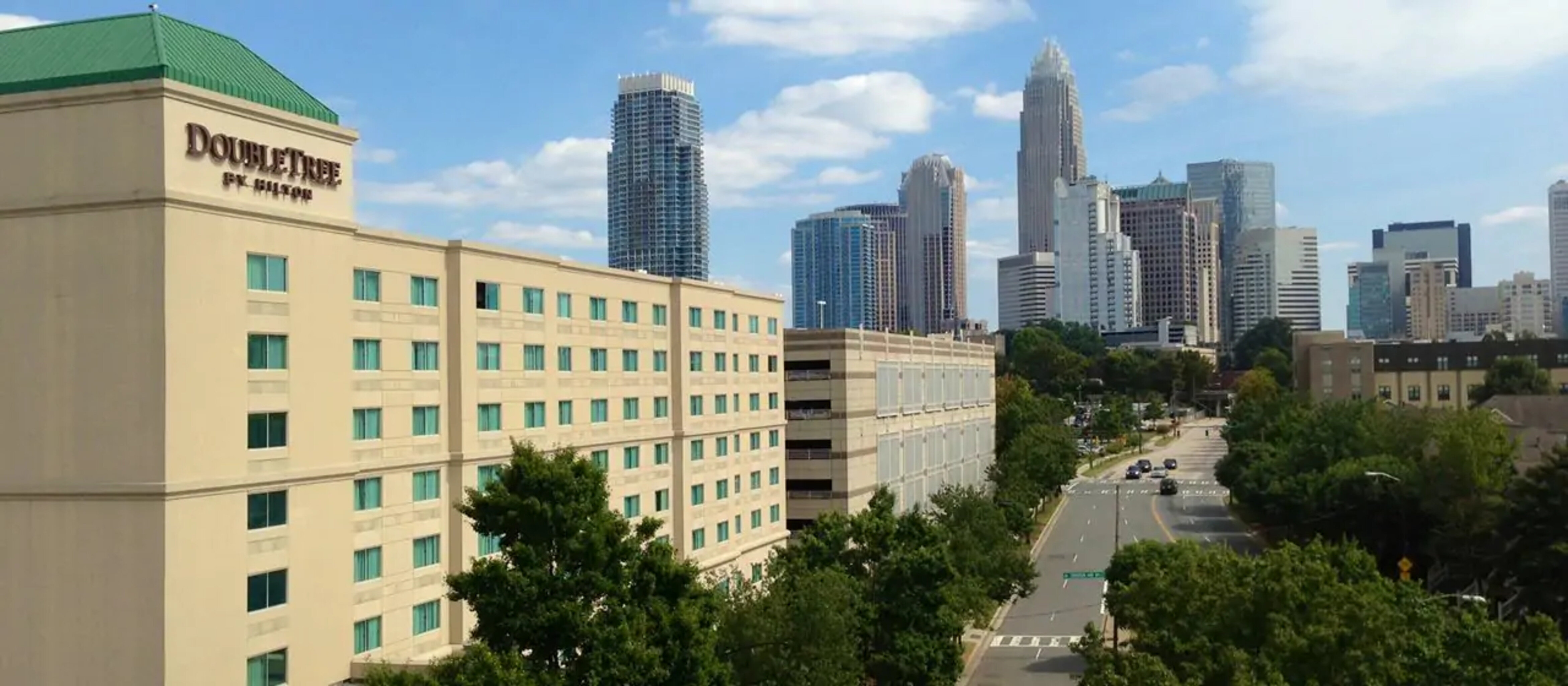 Фото Doubletree by Hilton Charlotte - Gateway Village