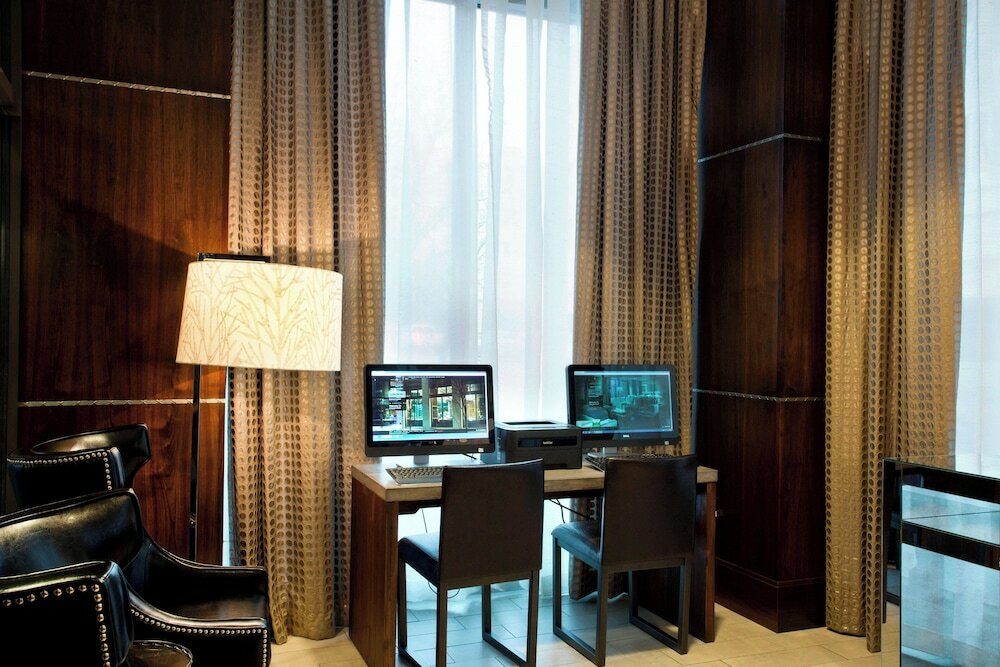 Фото Ambassador Hotel Wichita, Autograph Collection