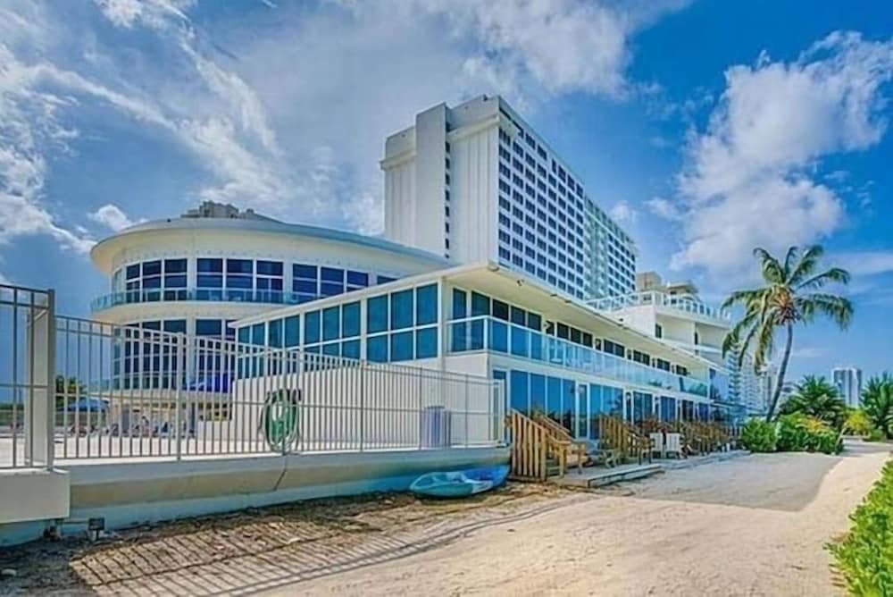 Фото Castle Beach Club Apartments