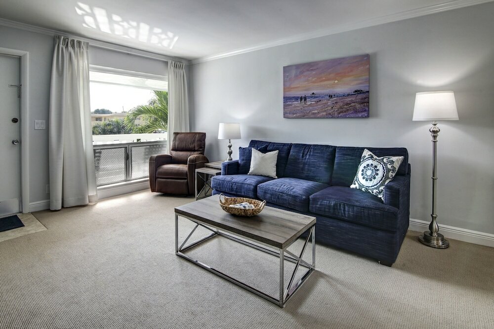 Фото May-Dee Suites