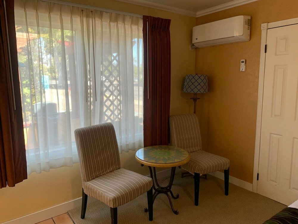 Фото Oasis Inn & Suites