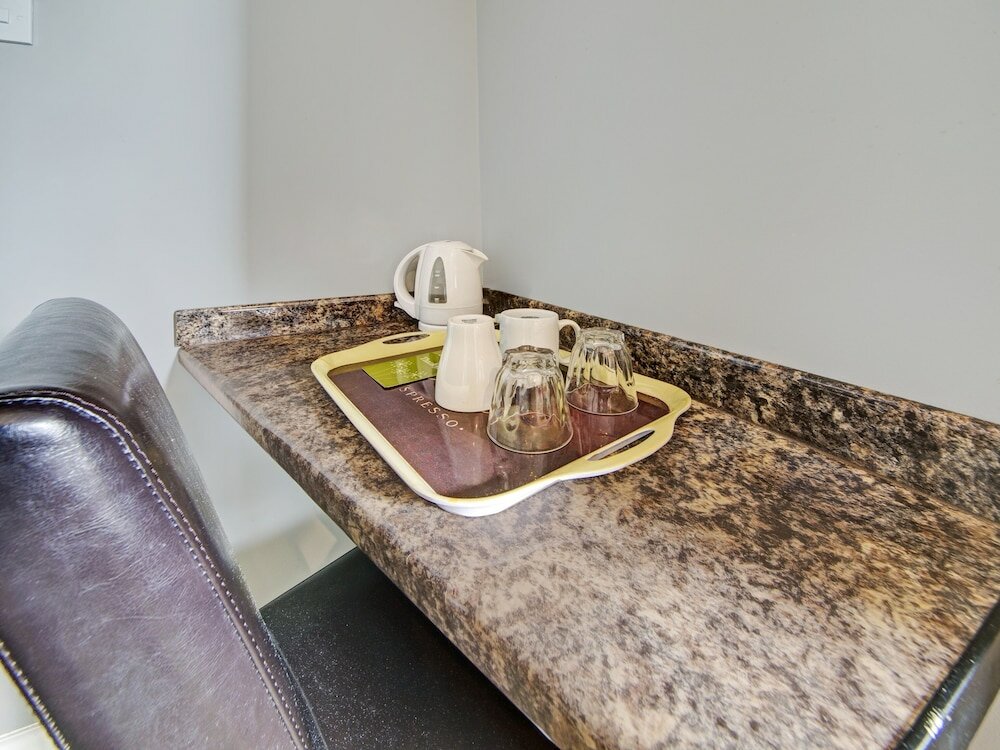 Фото Oyo Bostons Manor Hotel