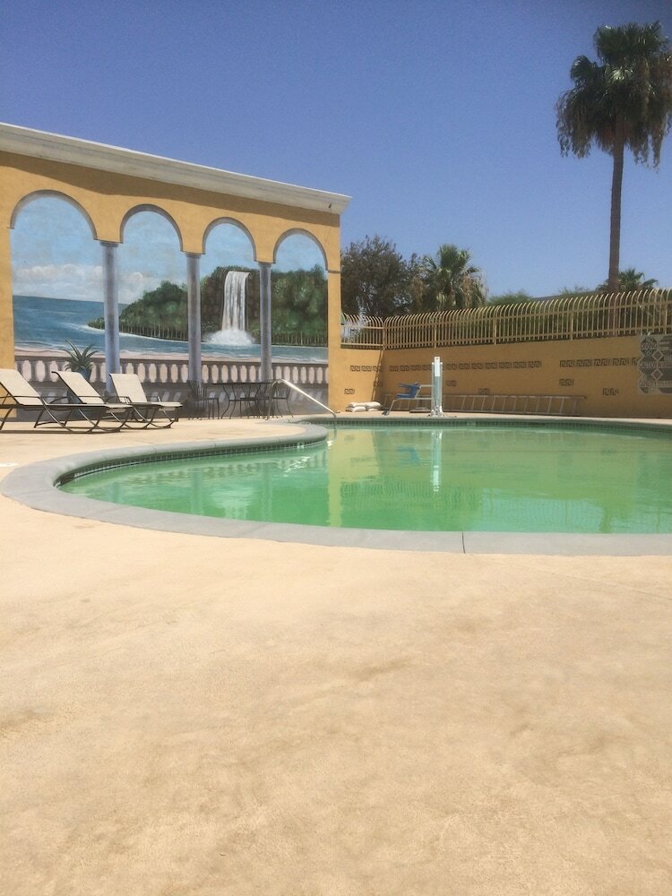 Фото Days Inn by Wyndham Indio