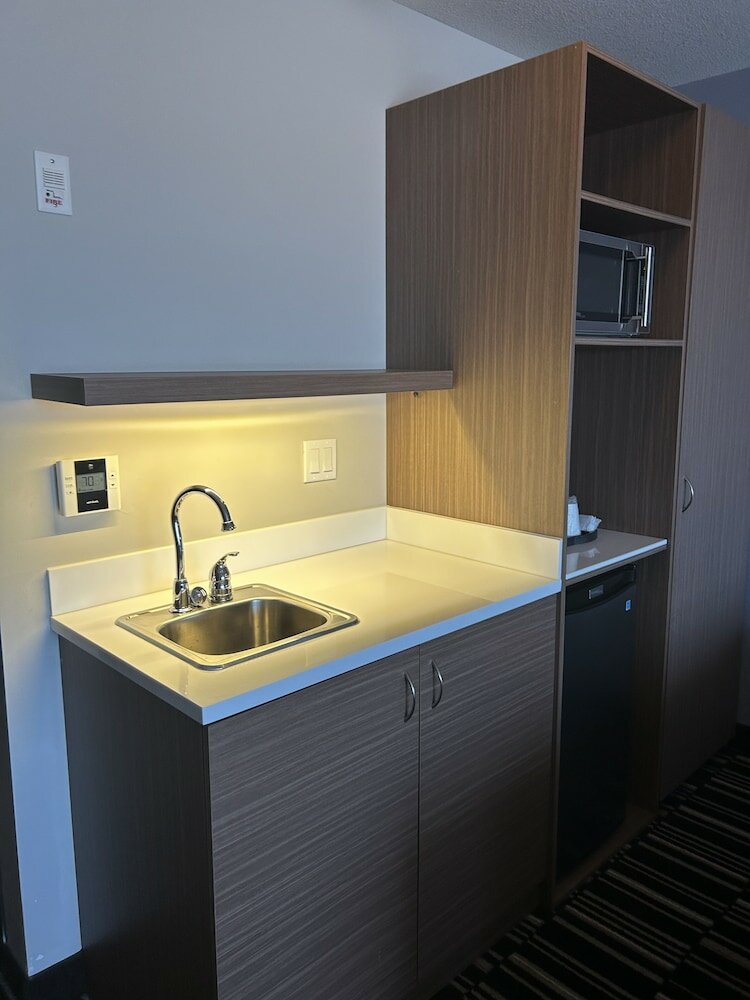 Фото Microtel Inn & Suites by Wyndham Fort St John