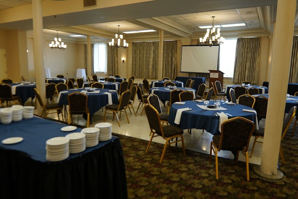 Фото Prince Arthur Waterfront Hotel & Suites