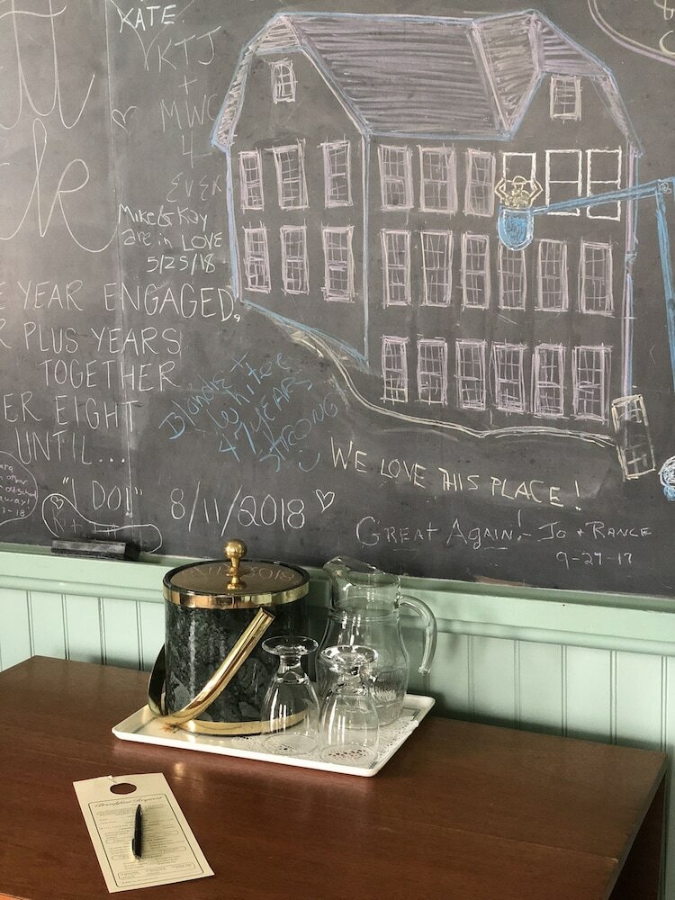 Фото Chambery Inn