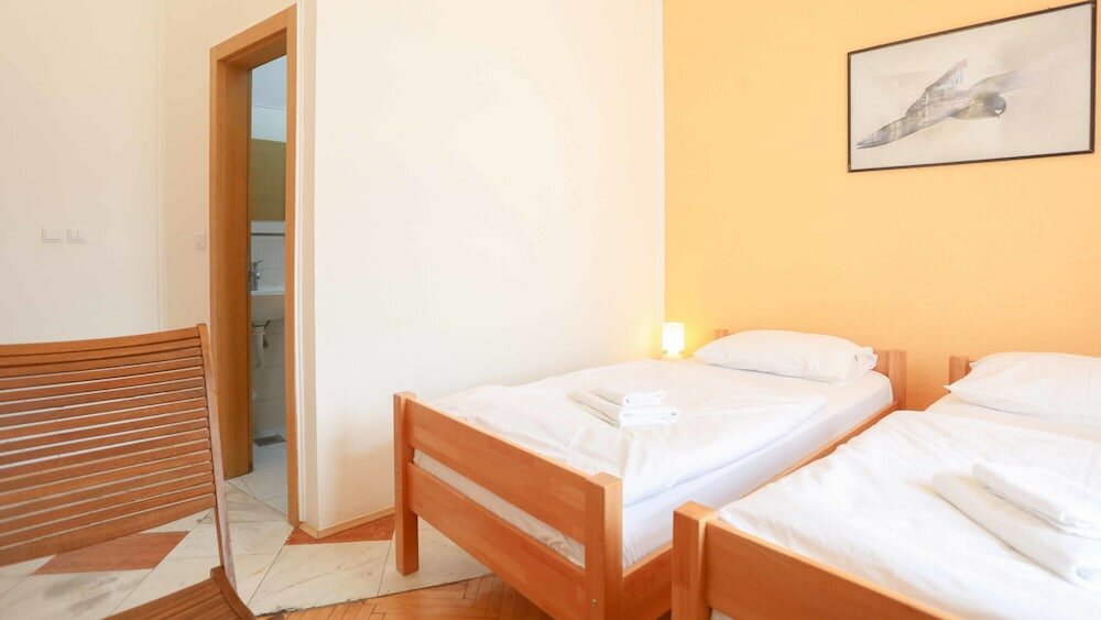 Фото Pigeon Square Rooms