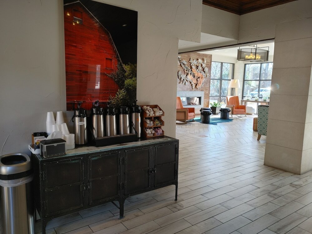 Фото Fredericksburg Inn & Suites