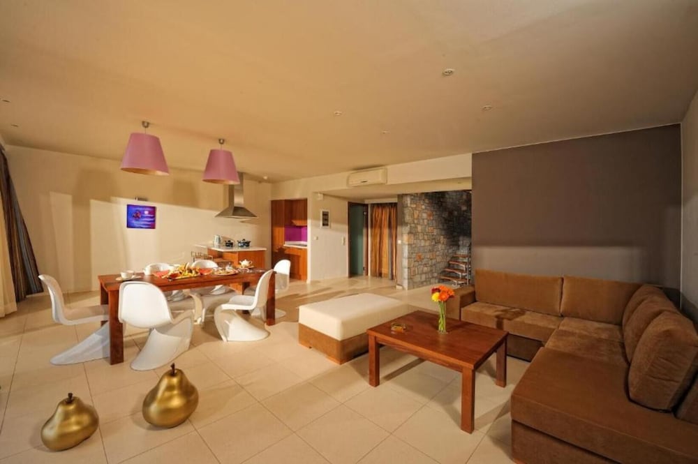 Фото Royal Heights Resort Villas & SPA