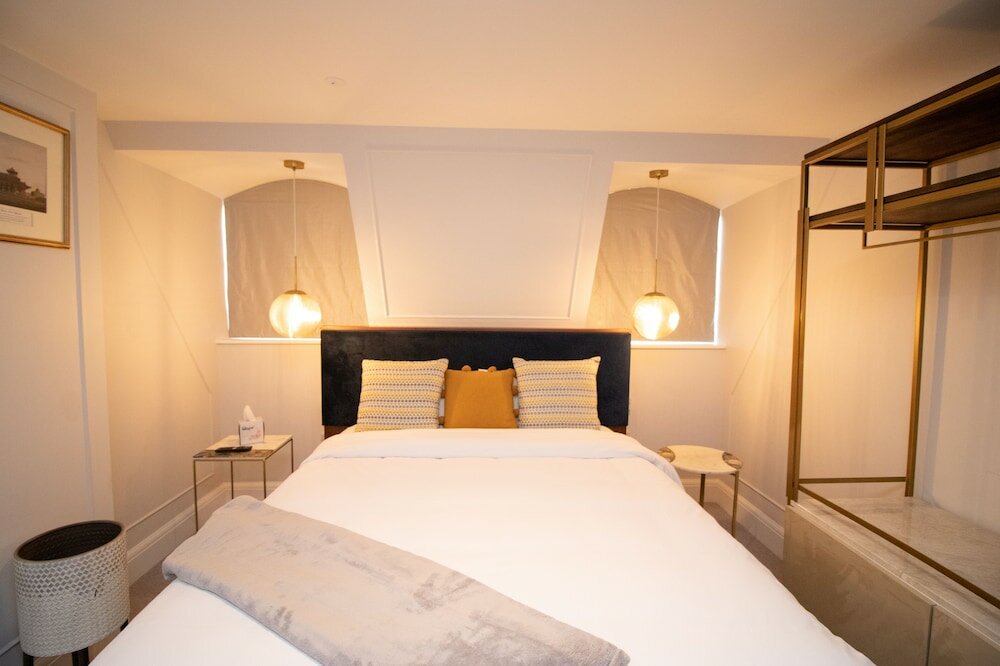 Фото Three Falcons Hotel