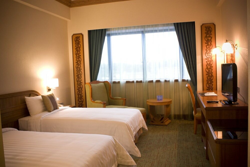 Фото The Centrepoint Hotel