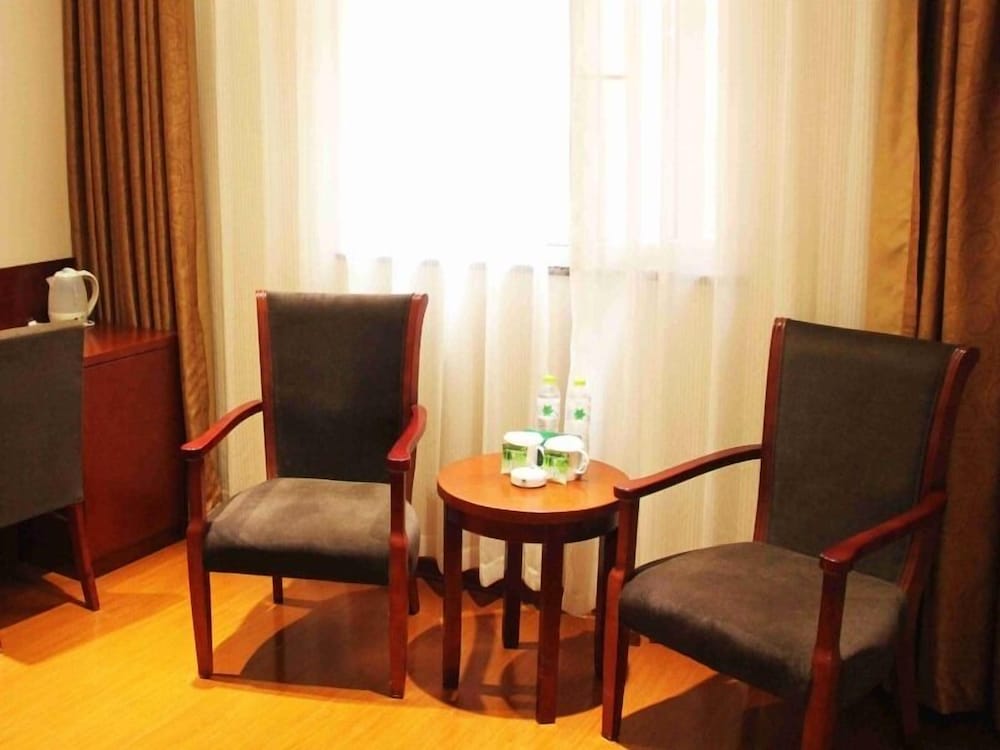 Фото GreenTree Inn Qingdao Development District Sdust Express Hotel