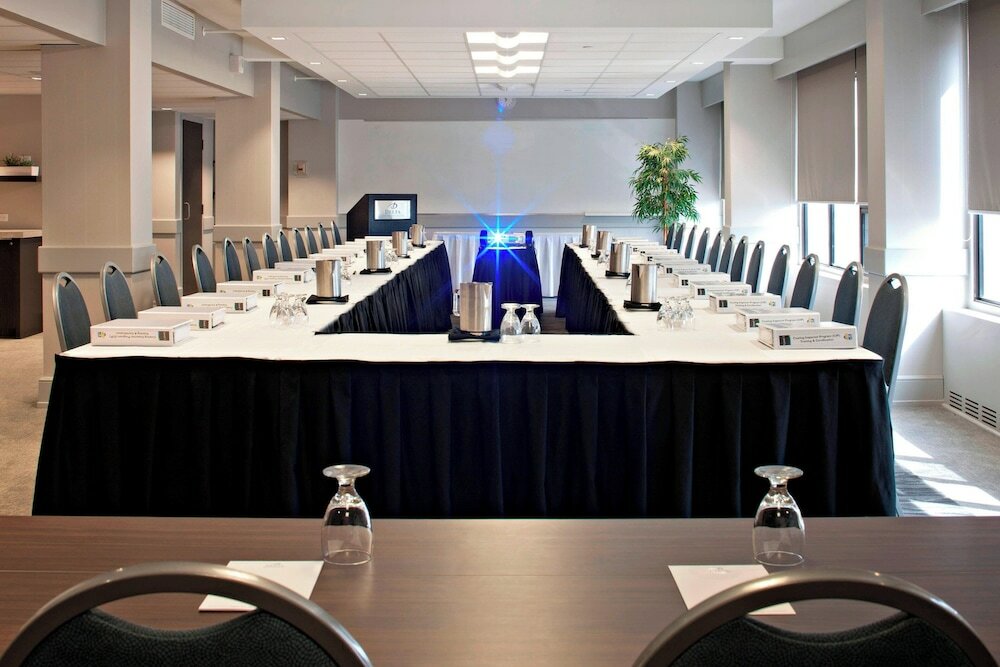 Фото Delta Hotels by Marriott Edmonton South Conference Centre