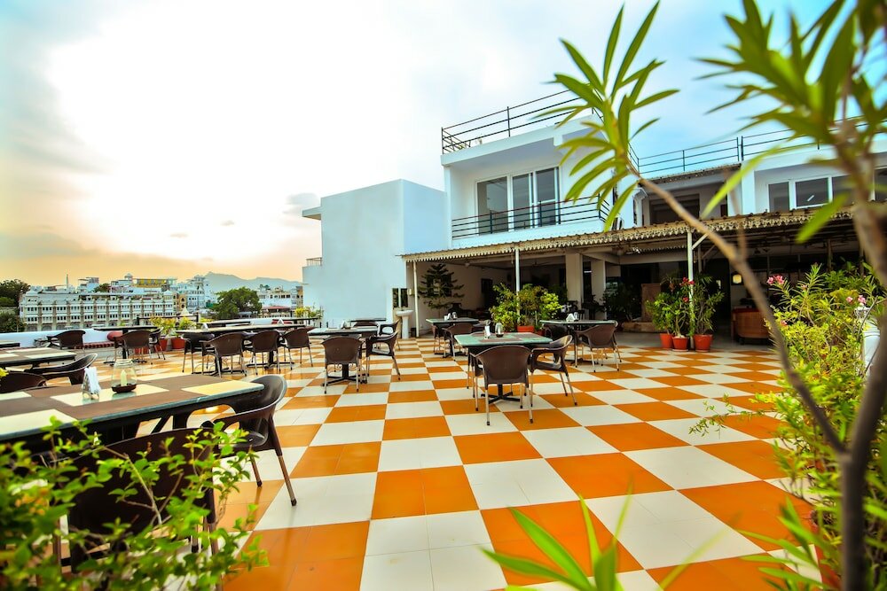 Фото Hotal Devraj Niwas on Lake Pichola Udaipur