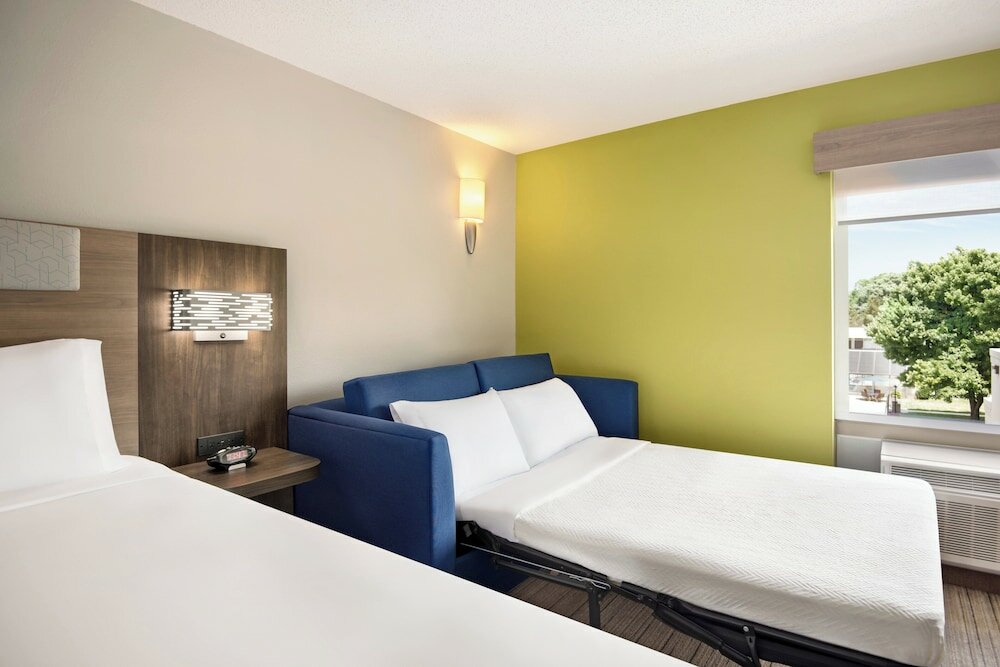 Фото Holiday Inn Express Hotel & Suites Fredericksburg, an Ihg Hotel