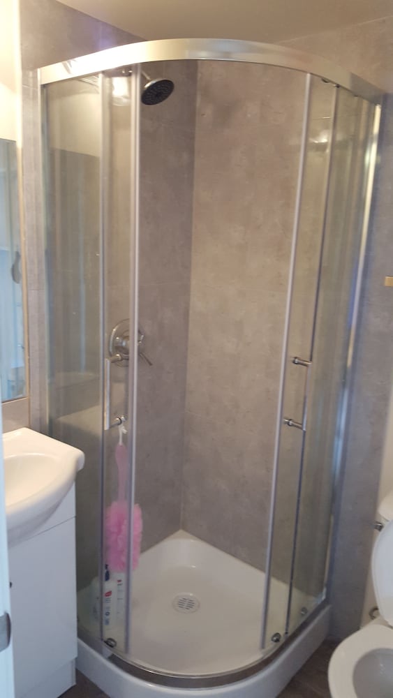 Фото Yvr Vickie’s Bed and Breakfast