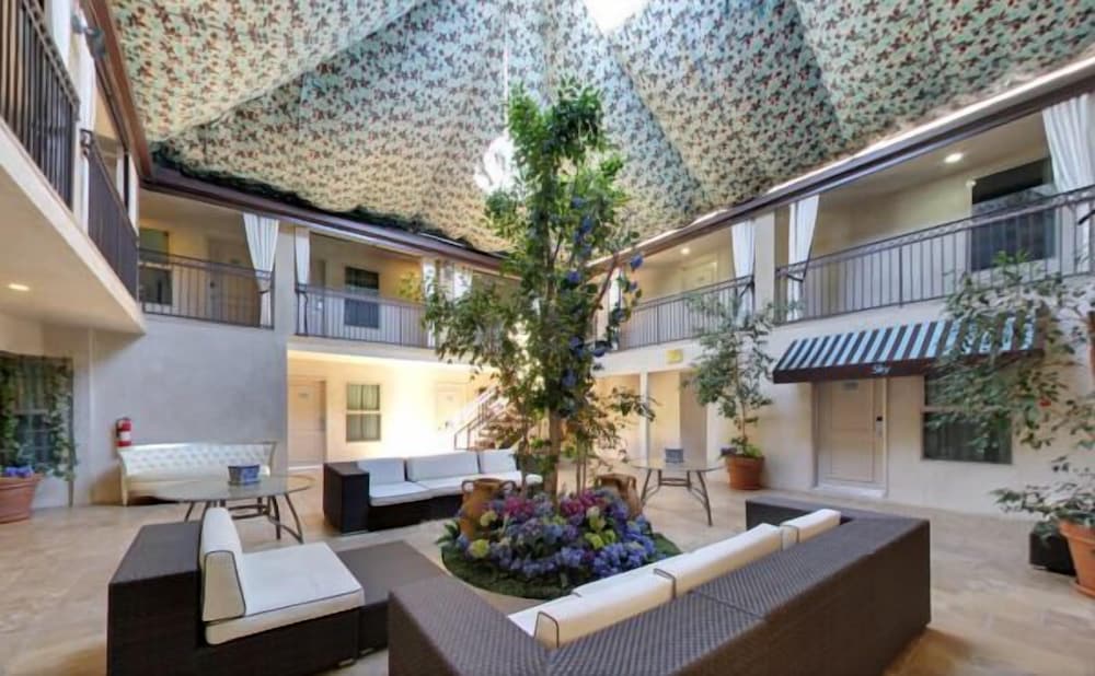Фото L. A. Sky Boutique Hotel