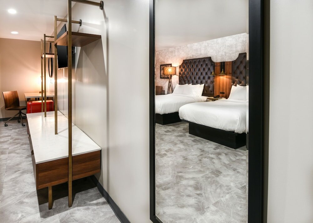 Фото Hollywood Inn Suites Hotel