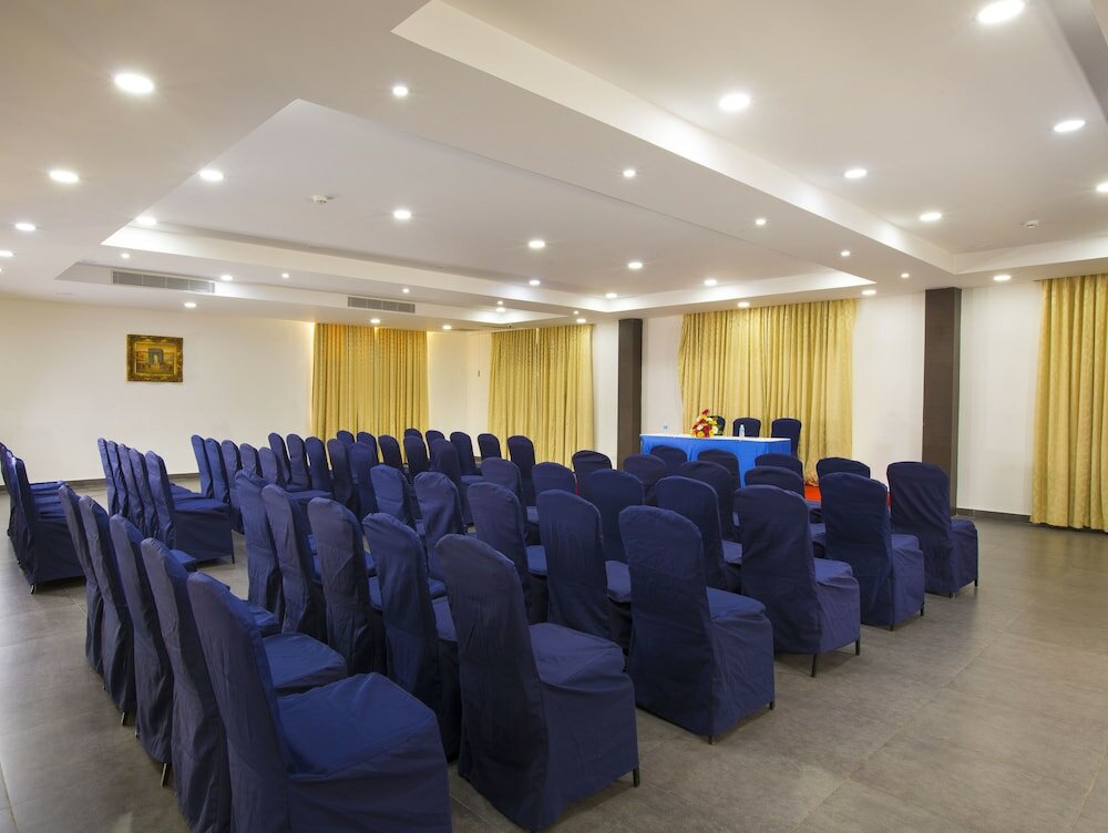 Фото Landmark Pallavaa Beach Resort