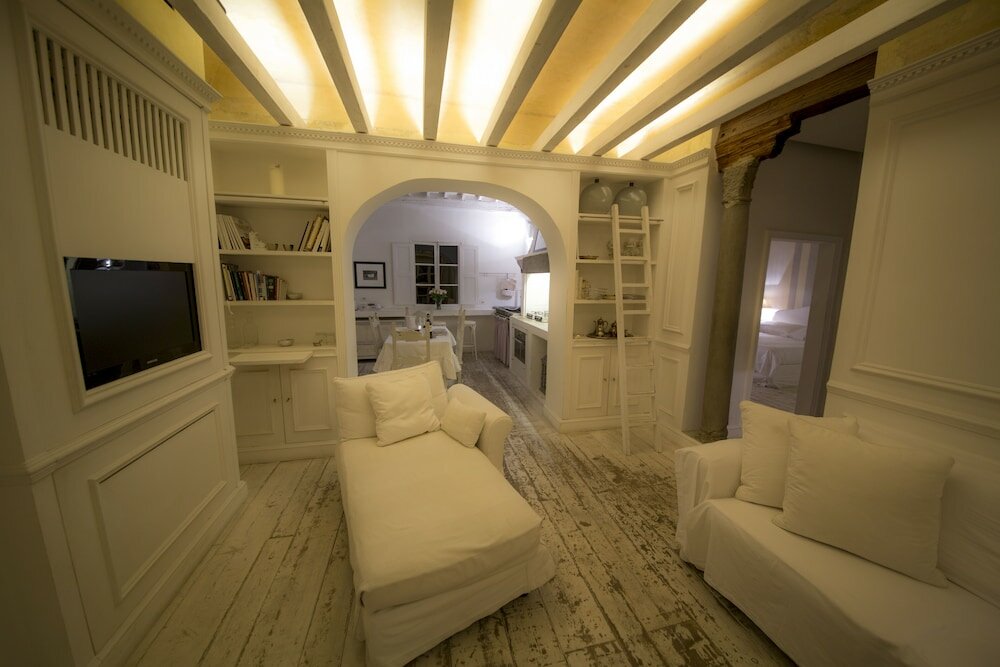 Фото White Home
