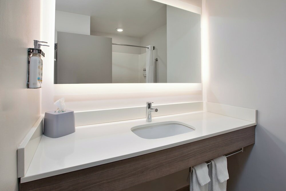 Фото Holiday Inn Express Hotel & Suites Grand Rapids-North, an Ihg Hotel