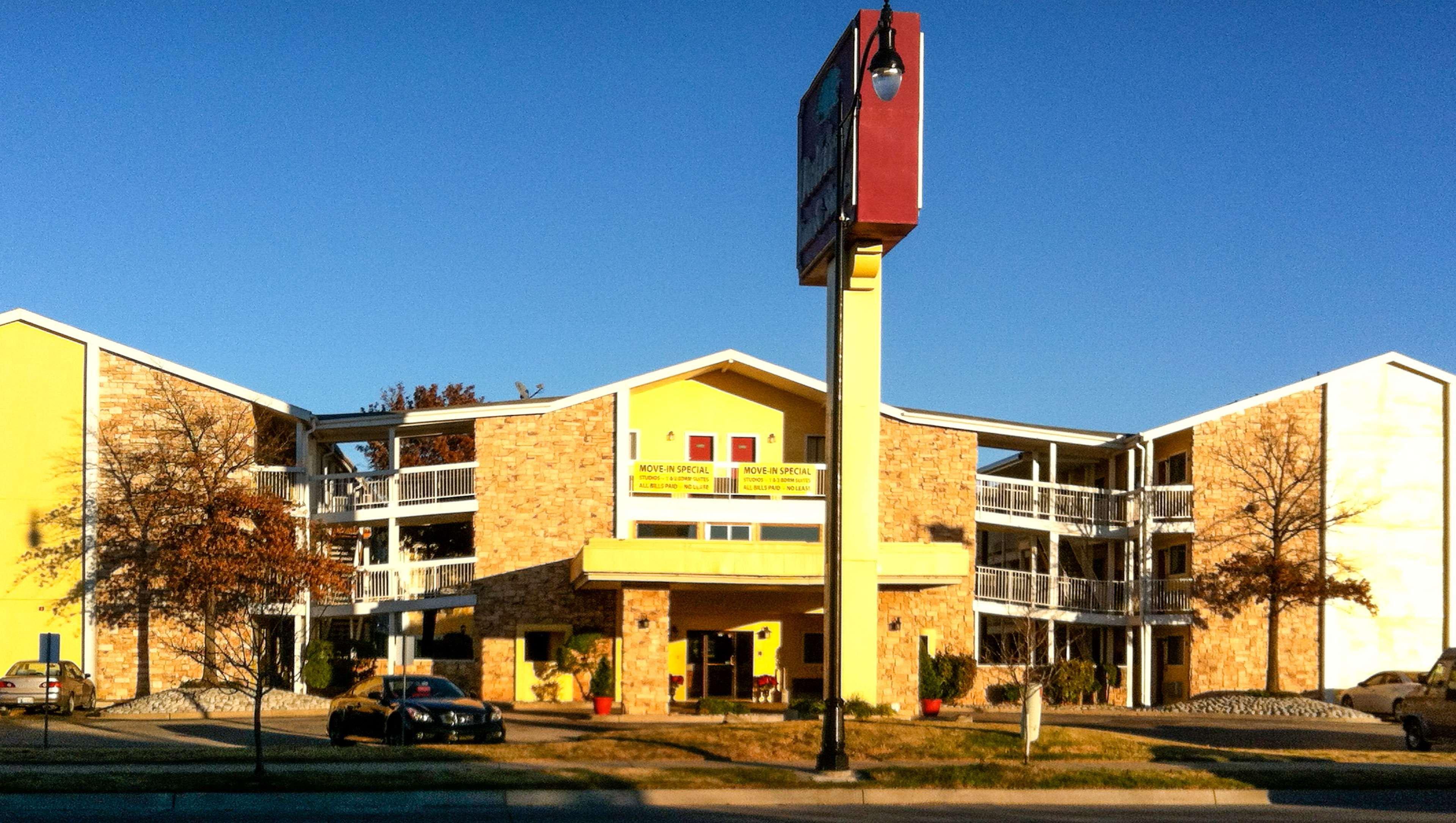 Фото Oaktree Inn and Suites