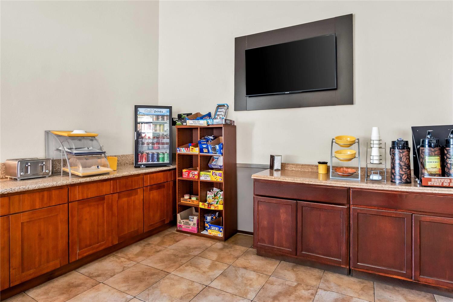 Фото Days Inn by Wyndham Fontana Rialto