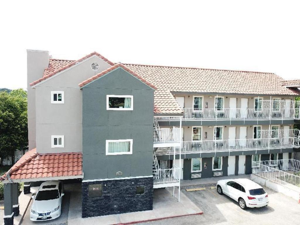 Фото Village Motor Inn