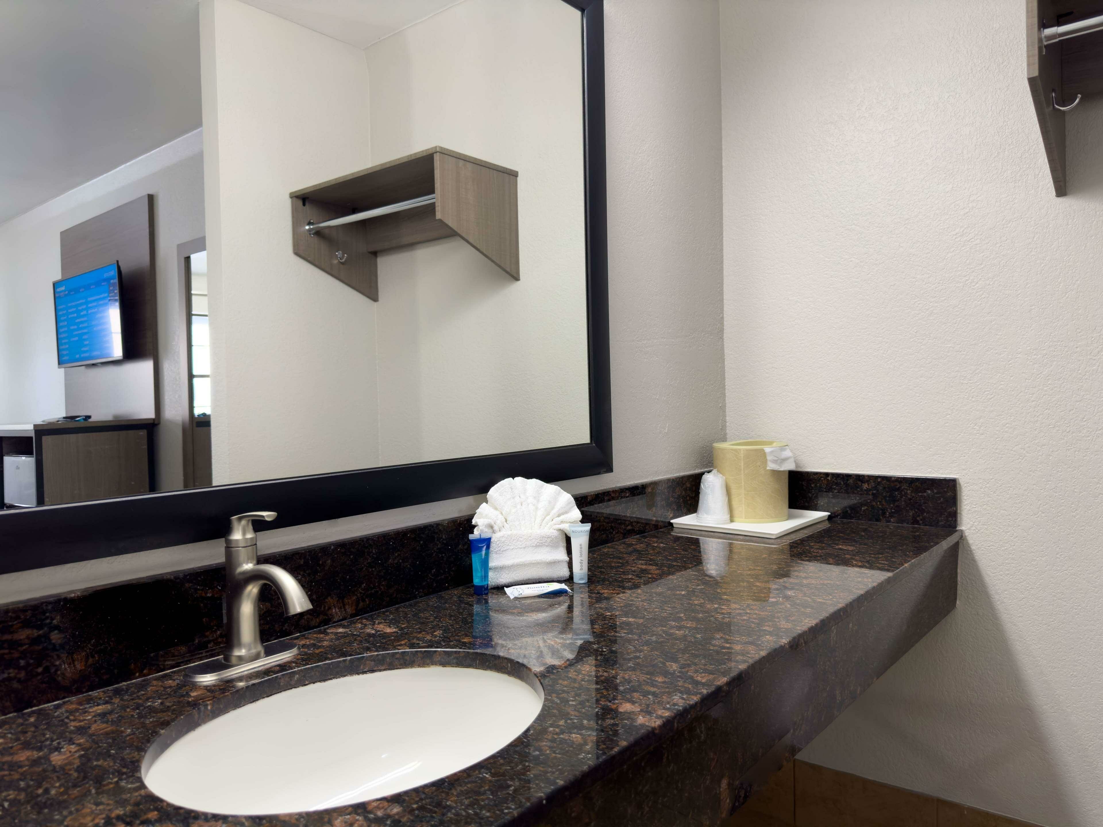 Фото Americas Best Value Inn Austin University