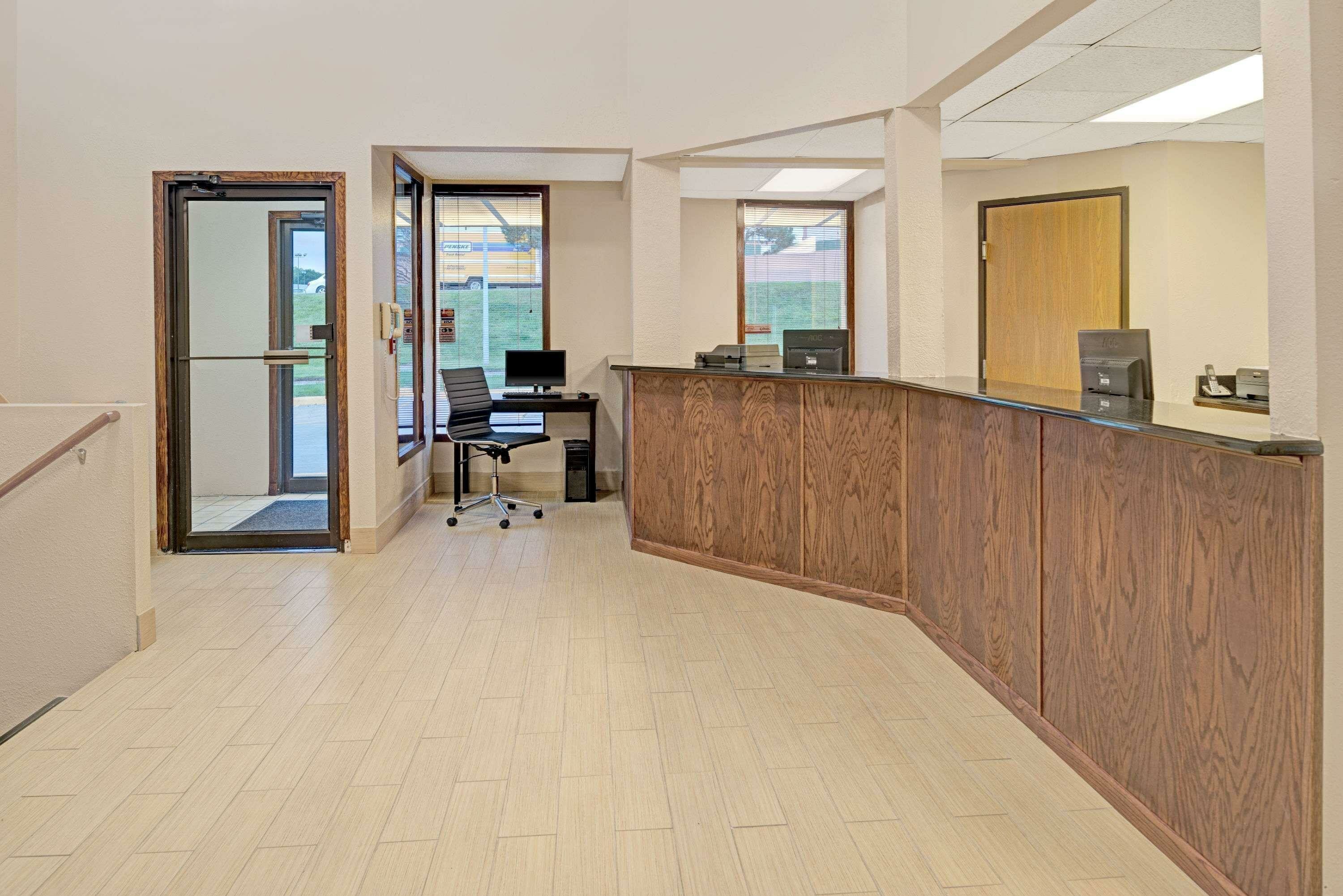 Фото Super 8 by Wyndham Omaha I-80 West