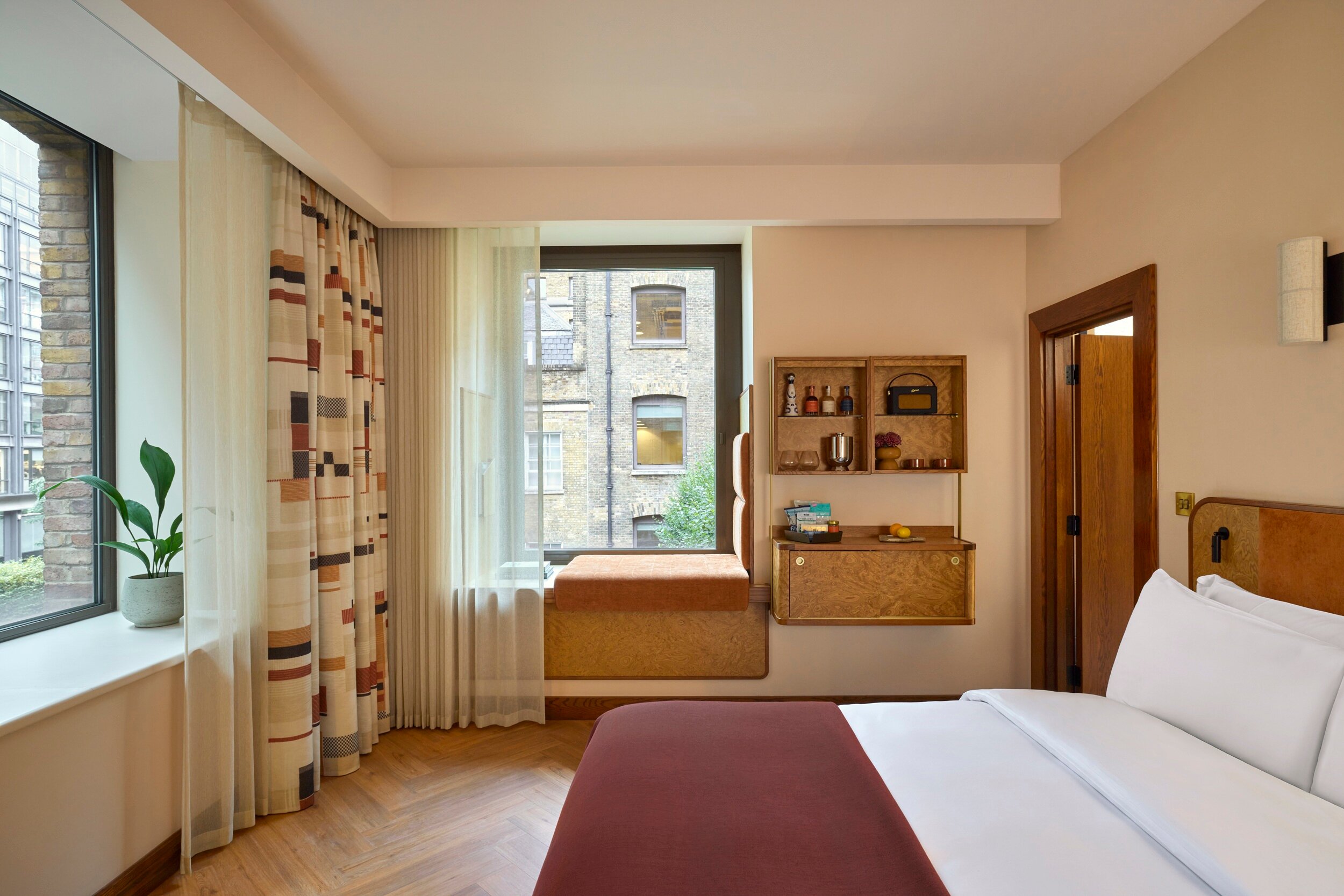 Фото Devonshire Club & Hotel