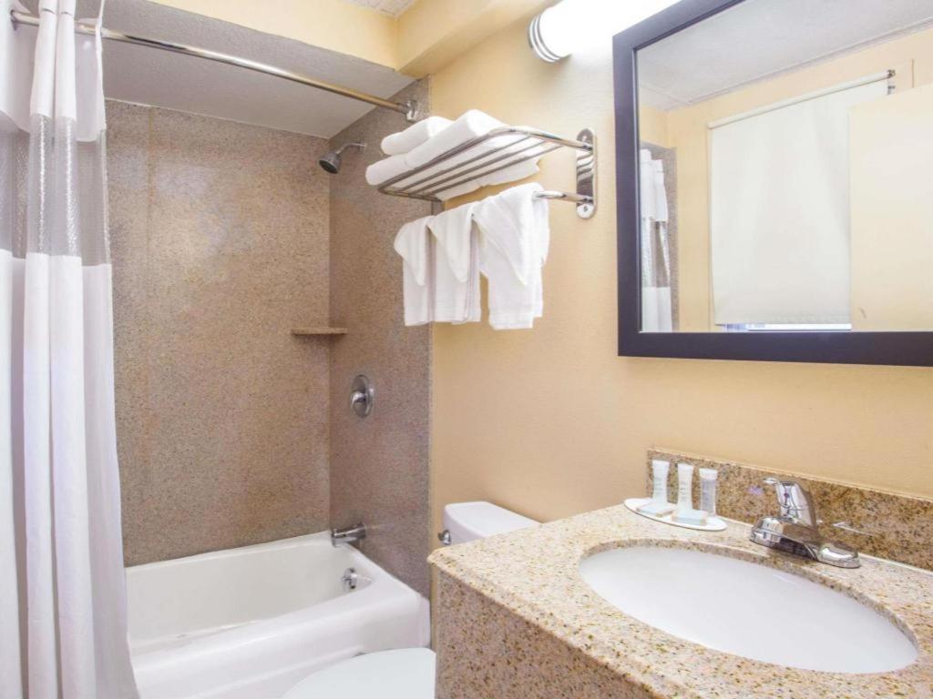 Фото Travelodge by Wyndham South Burlington