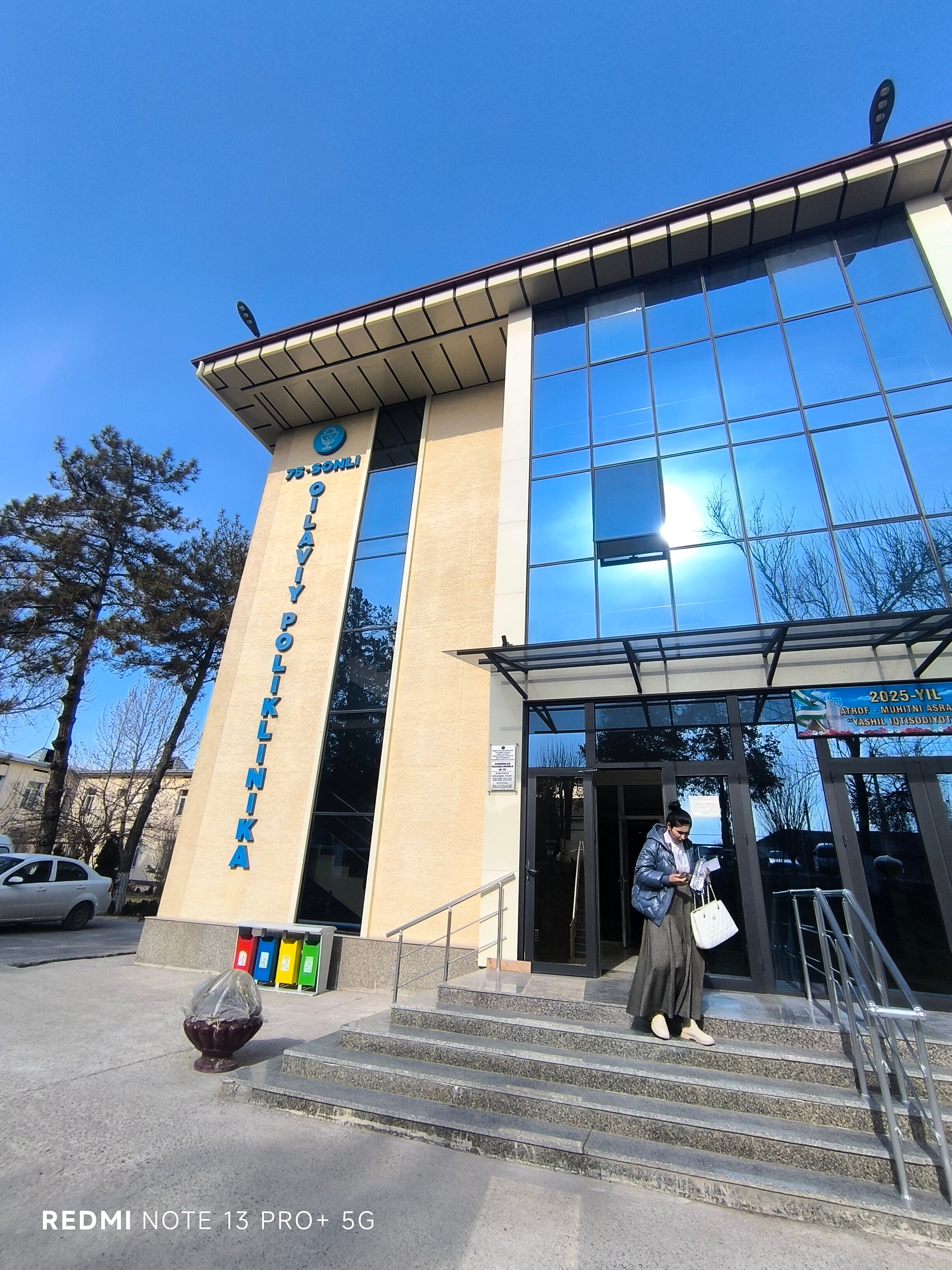 Katta kokrak va uchlik fotosuratlar bilan rus talabasi