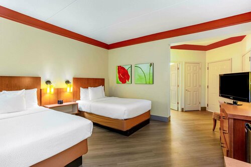Гостиница La Quinta Inn & Suites by Wyndham Raleigh Crabtree в Роли