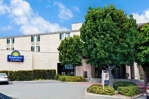 Гостиница Days Inn & Suites by Wyndham Fullerton в Фуллертоне