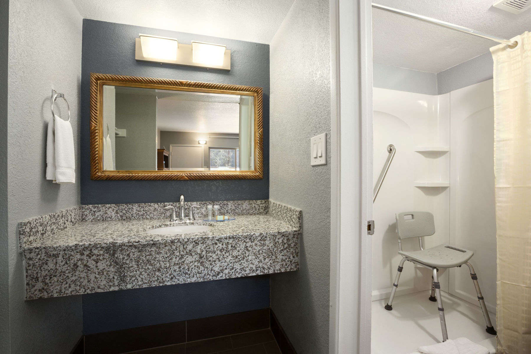 Фото Travelodge by Wyndham Flagstaff Near I-40