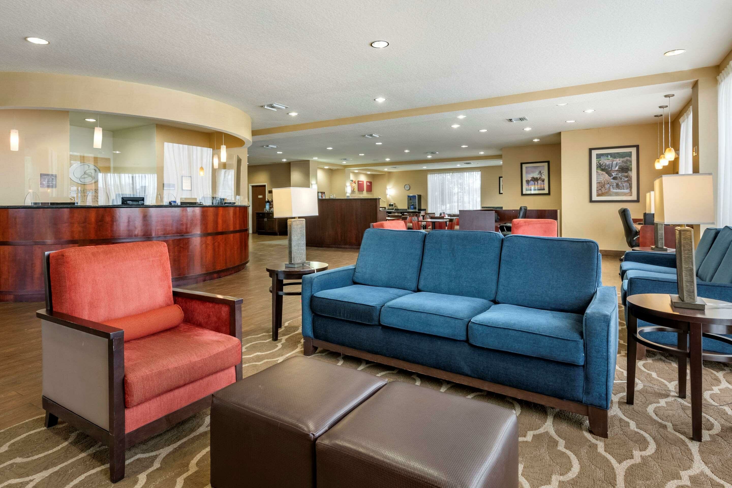Фото Comfort Suites Orlando Airport