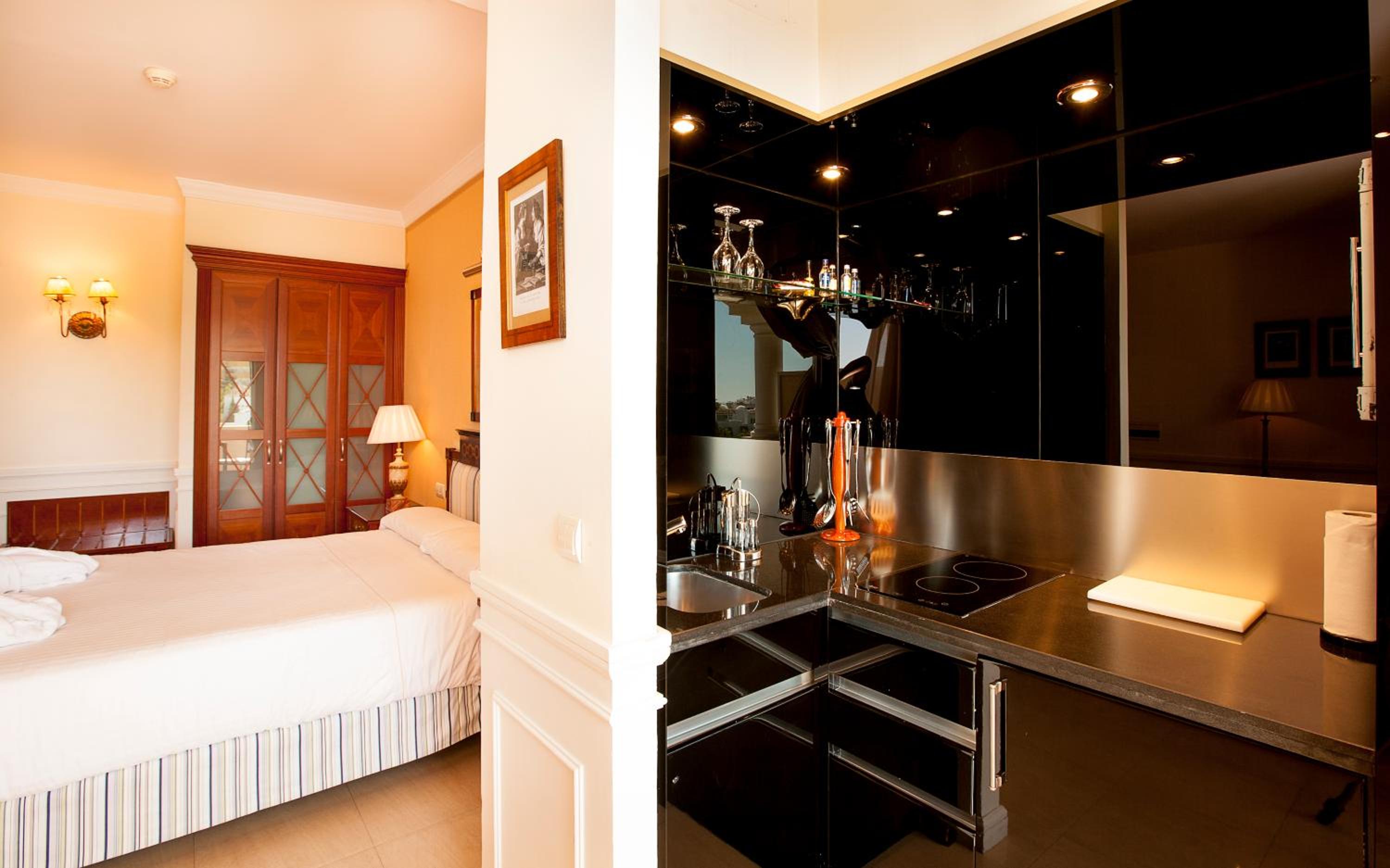 Фото Apartamentos Guadalpin Boutique