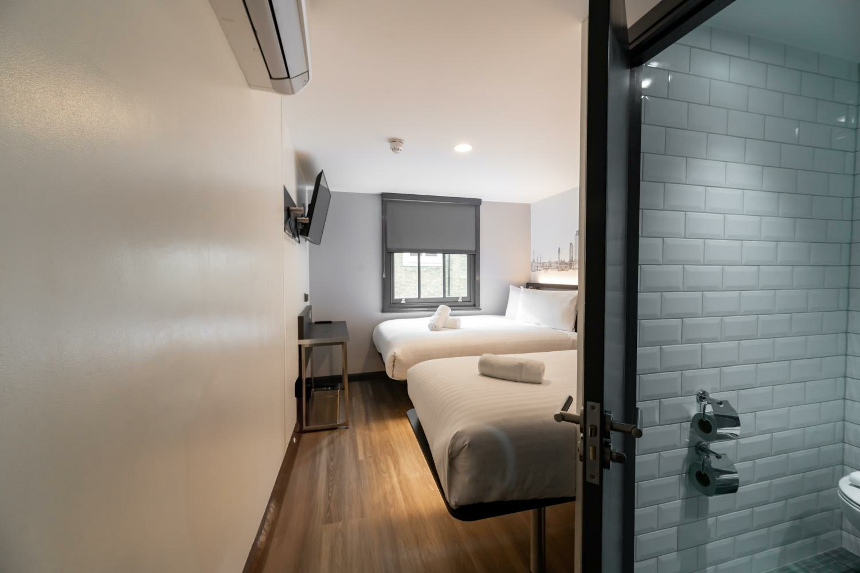 Фото EasyHotel London Victoria