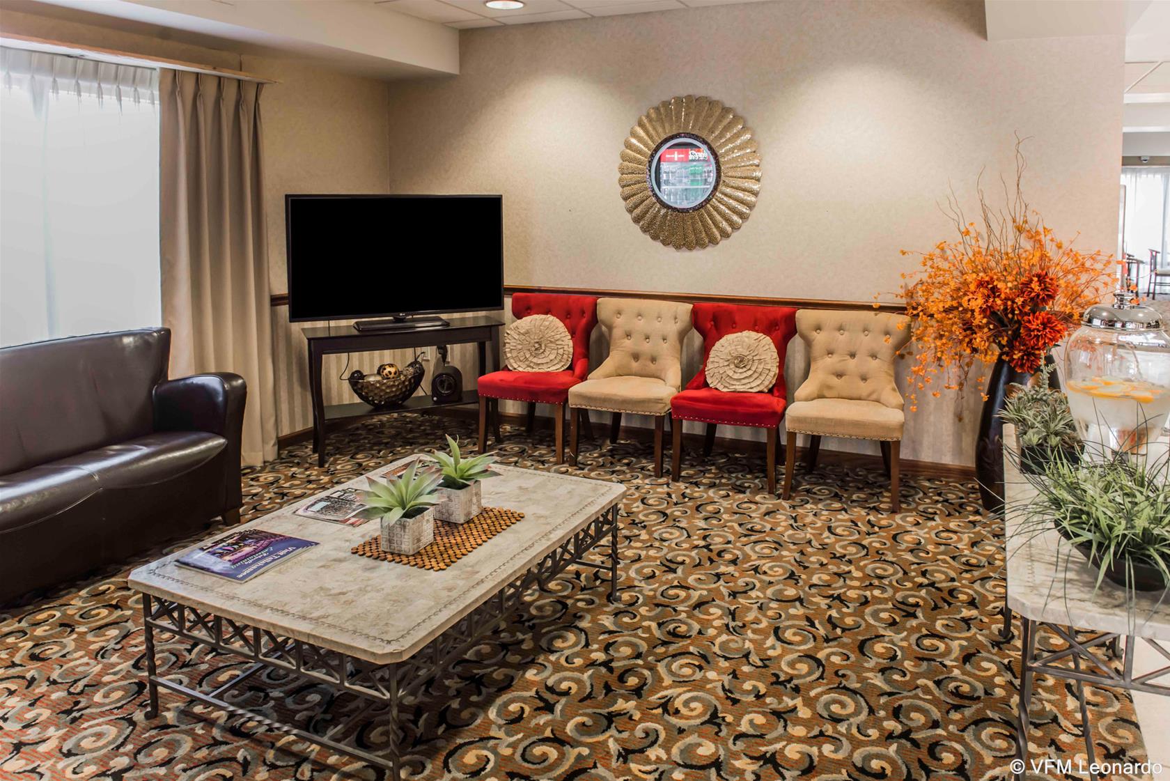 Фото Comfort Suites Tallahassee Downtown