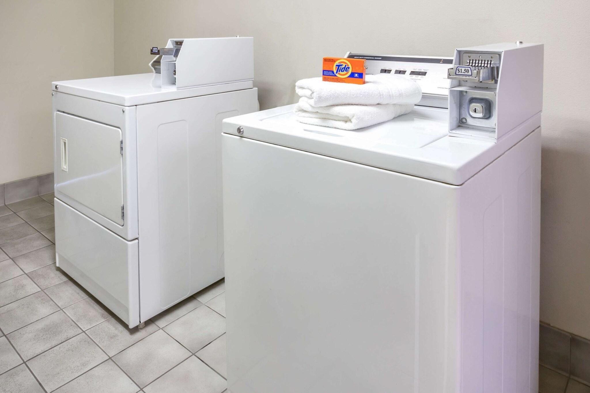 Фото Super 8 by Wyndham Delavan Near Lake Geneva