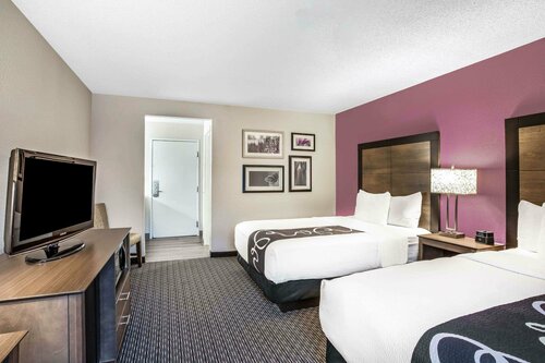 Гостиница La Quinta Inn & Suites by Wyndham Hartford - Bradley Airport