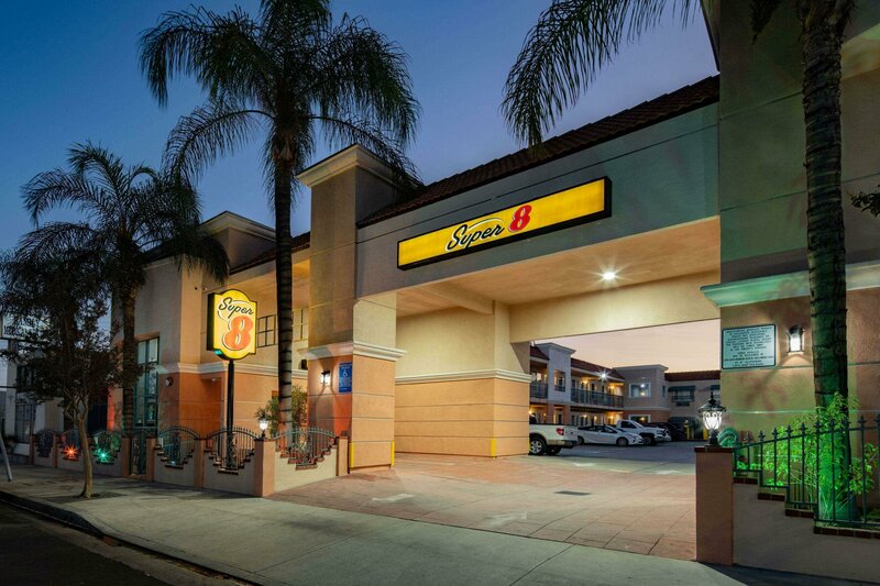Гостиница Super 8 by Wyndham North Hollywood в Лос-Анджелесе