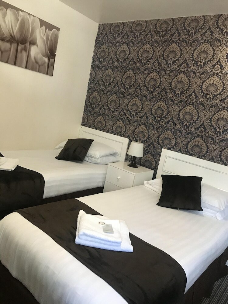 Фото The Feathers Hotel