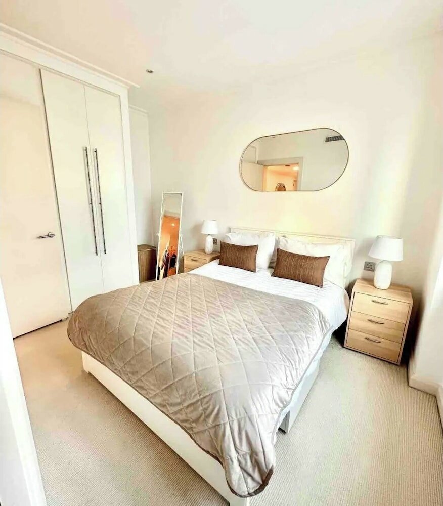 Фото Canary Wharf Waterfront Apartments