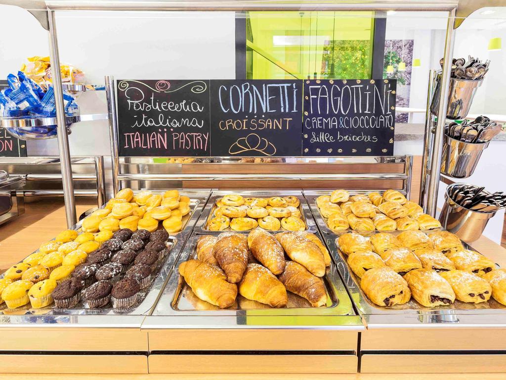 Фото Ibis Styles Napoli Garibaldi