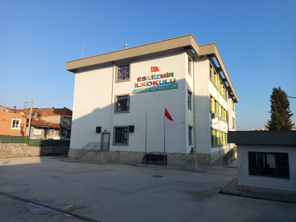 مدرسة ابتدائية  Eskiizmir Martyr Yusuf Vural Elementary School ، إزمير، صورة