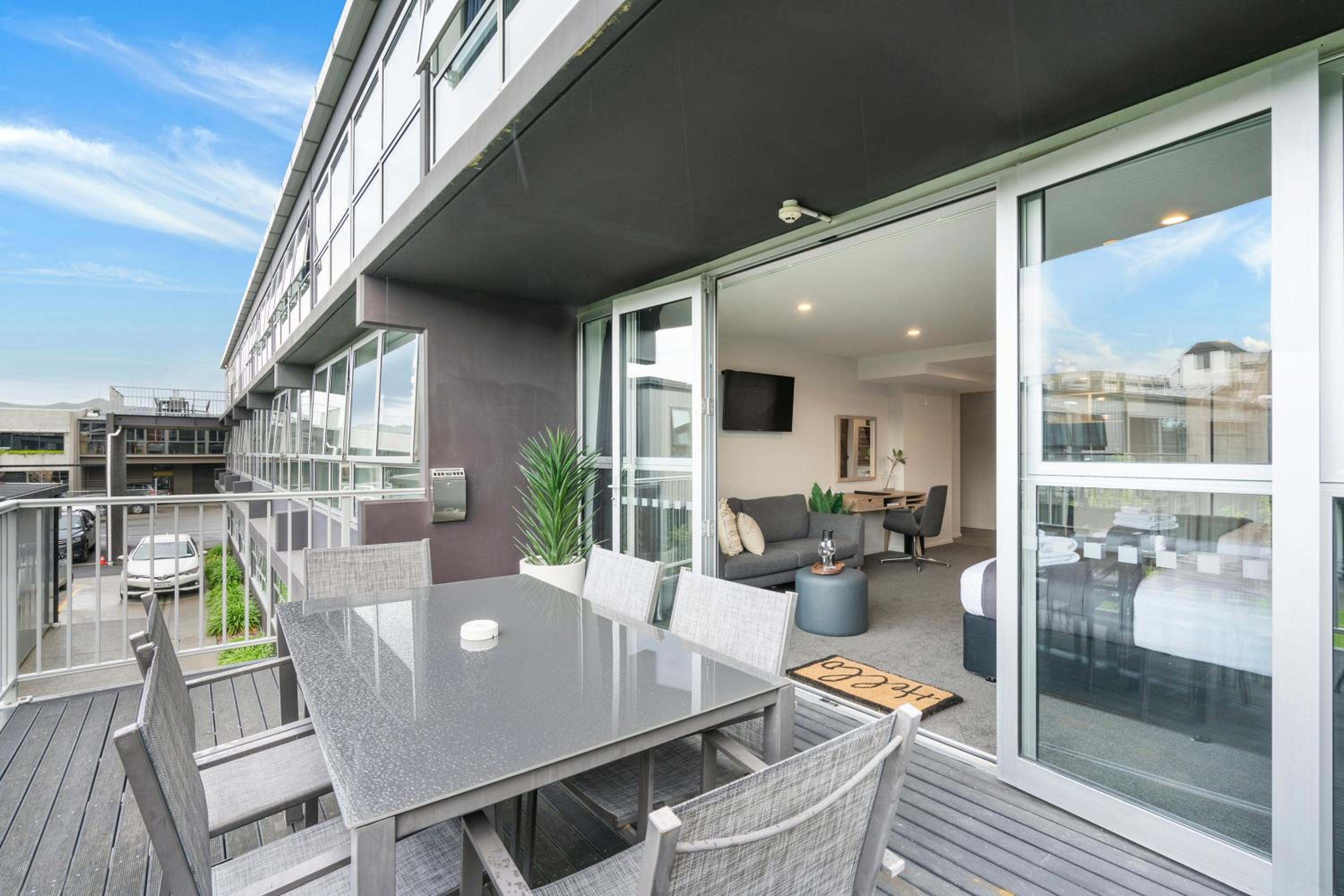 Фото Southwark Hotel & Apartments