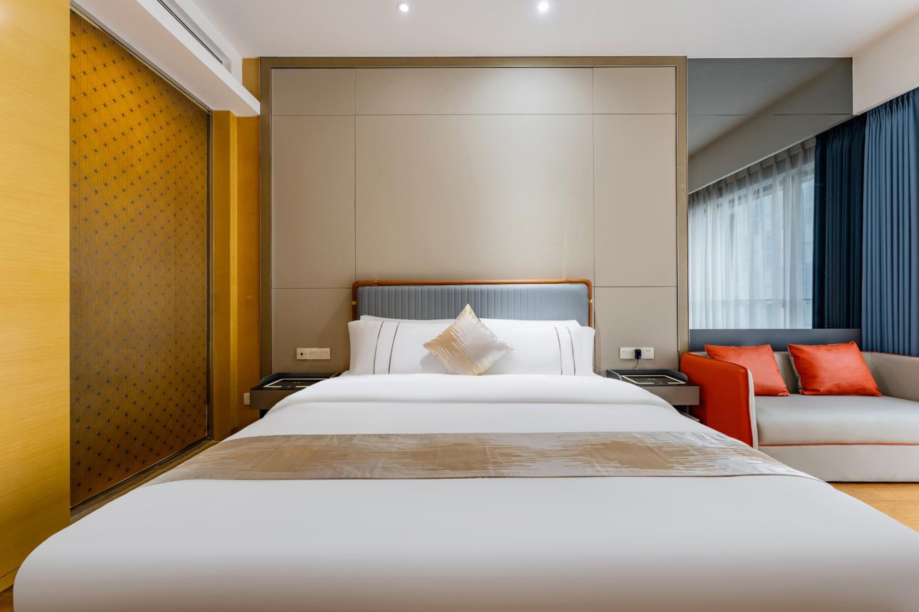 Фото Yicheng Apartment PaZhou Poly World Center